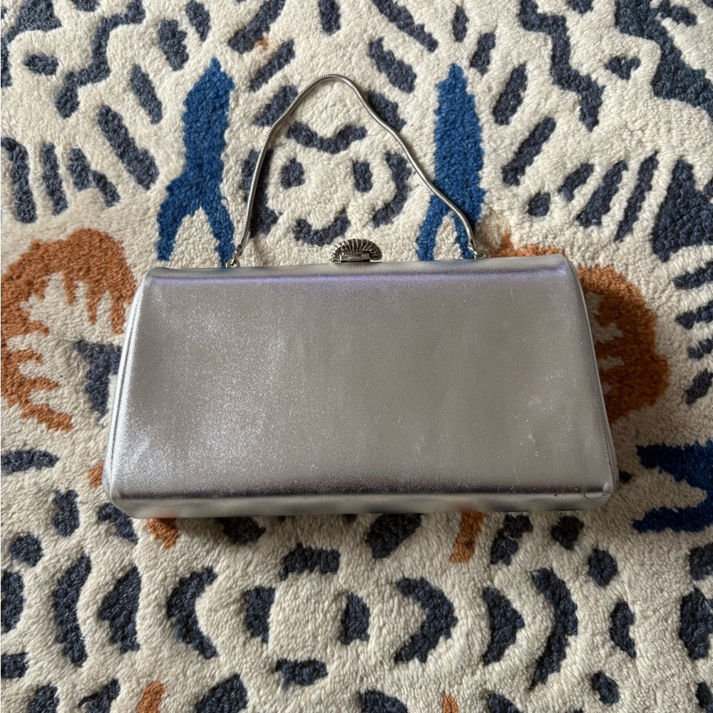 Chic Vintage Silver Clutch with Pearl Accent